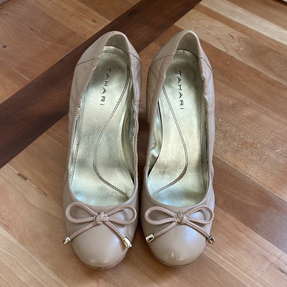 Tahari tan leather pumps - Picture 2 of 5